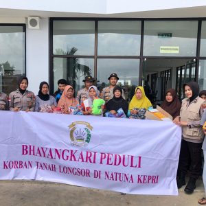 Bantuan Kemanusiaan Kapolri Dan Ketua Bhayangkari Disalurkan Untuk Korban Tanah Longsor di Pulau Serasan