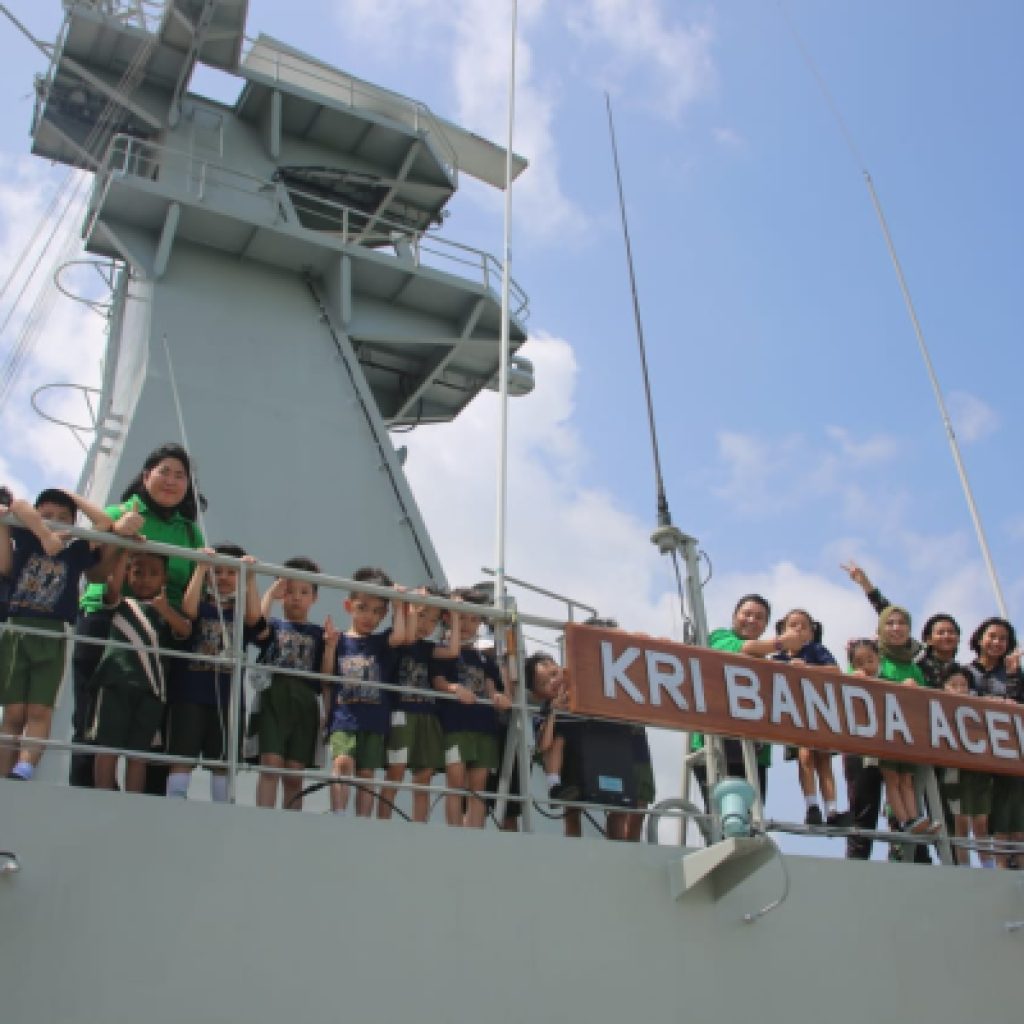 Di Tengah Penugasan, KRI Banda Aceh-593 Perkenalkan Kapal Perang kepada Generasi Muda 