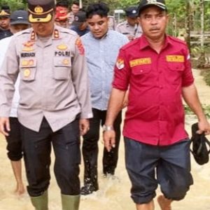 Kapolres Dharmasraya Tinjau dan Terjun langsung ke Lokasi Banjir di Kecamatan Timpeh
