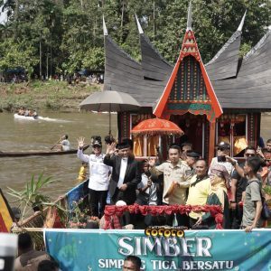 Potang Balimau Kembali Digelar, Dibuka Gubernur Mahyeldi, Ribuan Masyarakat Pangkalan Bersukacita di Batang Maek
