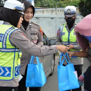 Personil Polwan Polres Bogor Berbagi Paket Berbuka Puasa Kepada Masyarakat