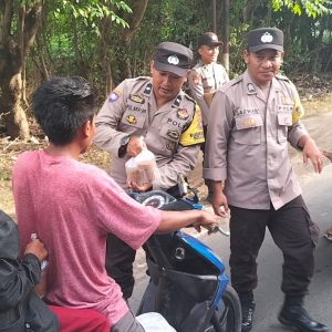 Polsek Kayangan Bagikan Takjil Kepada Masyarakat Pengguna Jalan 