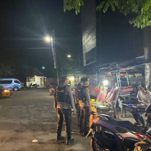 Sambangi Pedagang, Patroli Samapta Res Sumbawa Himbau Tak Jual Petasan Berbahaya 