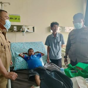 Bhabinkamtibmas Polsek Leuwiliang Polres Bogor Sambang ke warga yang sakit