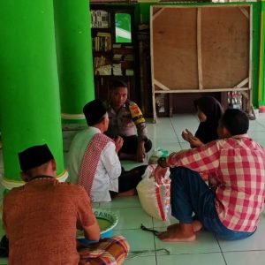 Polsek Cariu Polres Bogor Polda Jabar melaksanakan kegiatan penerimaan dan pembagian Zakat Fitrah bersama dengan Dewan Kemakmuran Masjid Jami Nurul Iman