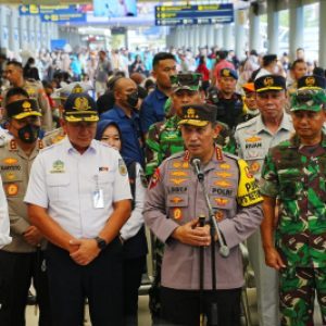 Tinjau Stasiun Senen, Kapolri Anjurkan Warga yang Mudik Gunakan Kereta Api karena Lebih Aman
