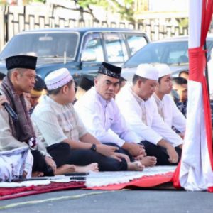 Semarak Ramadhan, Komandan Lanal Banjarmasin Sholat Idul Fitri Bersama Masyarakat