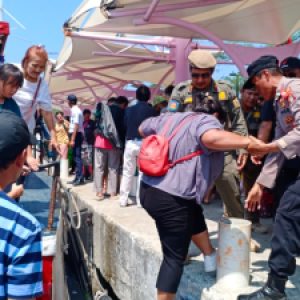Anggota Pos Pengamanan Ketupat Jaya 2023 Polres Kepulauan Seribu Bantu Penumpang Turun dari Kapal