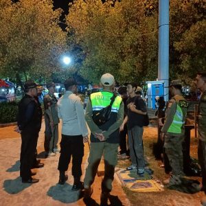 Anggota Patroli Malam Polsek Kepulauan Seribu Selatan Ajak Wisatawan Jaga Kamtibmas