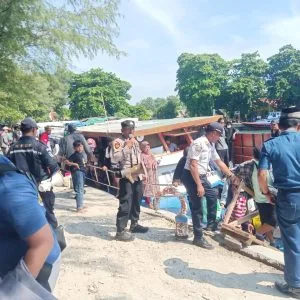 Petugas Ops Ketupat Jaya 2023 Humanis Bantu Wisatawan