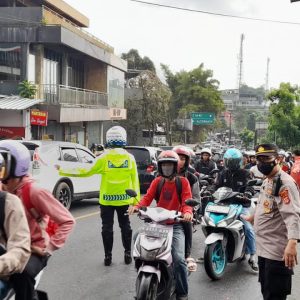 Ratusan Personil Kepolisan Polres Bogor Terus Berupaya Urai Kemacetan di Kawasan Puncak