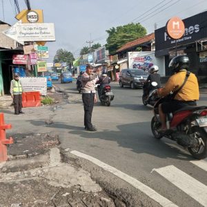 Jaga Kelancaran Arus Lalin, Personil Pos Pam Operasi Ketupat Polsek Ciampea Polres Bogor Lakukan Pengaturan Arus Lalin