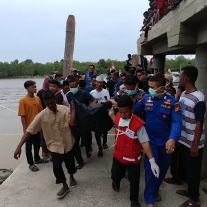 POS TNI AL Bagansiapiapi Laksanakan SAR Orang Jatuh Di Perairan Telajur Rokan Hilir