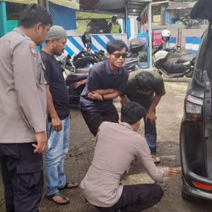 Polisi di Kawasan Puncak Bogor, Bantu Pengemudi Mobil Yang Alami Kebocoran Ban