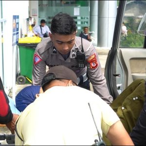 Personil Sat Lantas Polres Bogor Bantu Kawal Pasien Pederita Sakit Paru, Saat Sedang di Berlakukan One Way