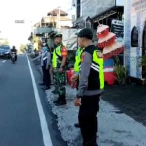 TNI – POLRI Kompak Atur Arus Lalin Atensi Arus Mudik Lebaran Di Kediri – Tabanan