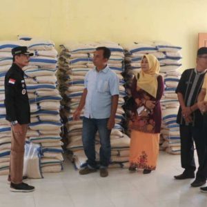 Bupati Safaruddin Salurkan 6,2 Ton Beras Di Nagari Koto Tangah Kecamatan Bukit Barisan