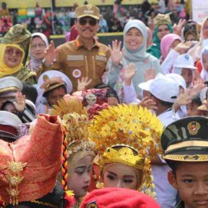 Tumpah Ruah Masyarakat Situjuah Batua Saat “Pawai Arak Iriang Adat Salingka Nagari” Yang Dibuka Oleh Bupati