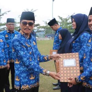 Apel Bersama Awal Tahun 2023, Bupati Safaruddin Serahkan 362 SK PNS Formasi 2019