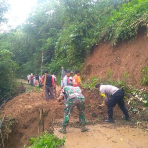 Longsor di Caringin Akibatkan Seorang Warga Terluka, Kapolsek Caringin Jenguk Korban