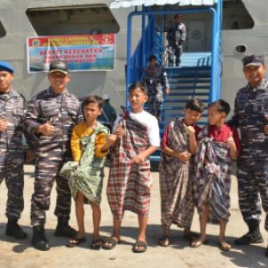 Hadir Berikan Manfaat bagi Masyarakat, KRI Tanjung Kambani-971 Gelar Bakti Kesehatan 