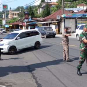 TNI – POLRI Tetap Solid Lakukan Pengamanan Arus Lalu Lintas Di Kawasan Wisata Bedugul
