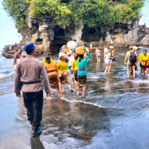 Pengamanan Pantai Tanah Lot Pol Airud Polres Tabanan Himbau Kewaspadaan