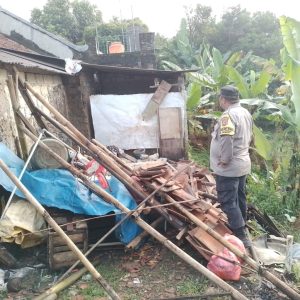Hujan Di sertai angin Kencang Akibatkan Tembok Rumah Warga Alami Longsor