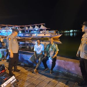 Patroli Polsek Kepulauan Seribu Utara Gandeng Tokoh Masyarakat Tangkal Hoax