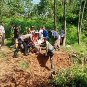 Seinergitas TNI-Polri Lakukan Gotong Toyong Besama Warga