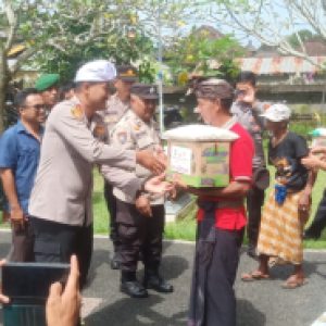 Polri Peduli Negeri Kapolres Tabanan Bantu Sembako Warga Kurang Mampu di Desa Kukuh