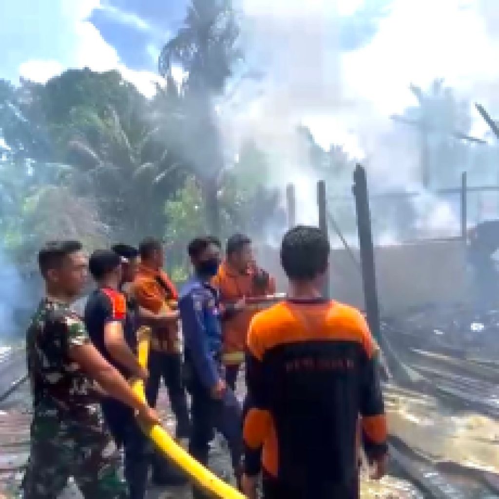 Gerak Cepat, Tim Tanggap Bencana Lanal Simeulue Aksi Padamkan Kebakaran di Simeulue