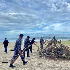 Bersinergi Untuk Lingkungan Pesisir, Pangkalan TNI AL Simeulue Gelar Giat Peduli Kebersihan Pantai