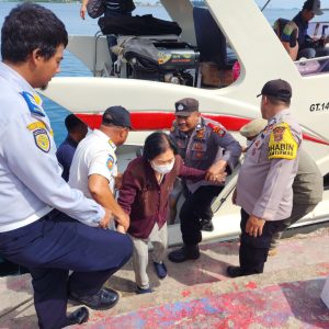 Polsek Kepulauan Seribu Humanis Bantu Penumpang Turun dari Kapal