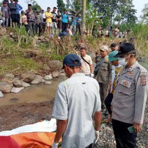 Polisi Evakuasi Jasad Pria Yang di temukan di Aliran Sungai Cipamingkis Sukamakmur Bogor