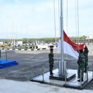 Asisten Perencanaan Danlantamal I Belawan Pimpin Upacara Penaikan Bendera