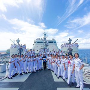 Di Tengah Penugasan, KRI Teluk Youtefa-522 Bekali Ilmu Kebaharian kepada Pelajar Sekolah Maumere 
