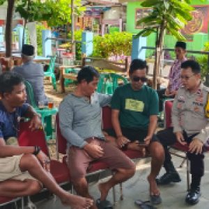 Bersama Tokoh Masyarakat Bhabinkamtibmas Pulau Untung Jawa Perkokoh Kamtibmas