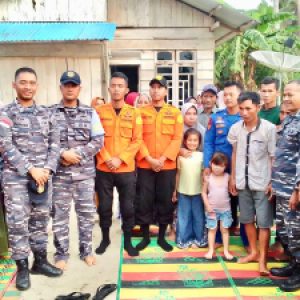 Tangis Bahagia Keluarga Korban, Tim SAR Lanal Simeulue Berhasil Mengantar Kembali Orang Hilang di Laut Ketengah Keluarga