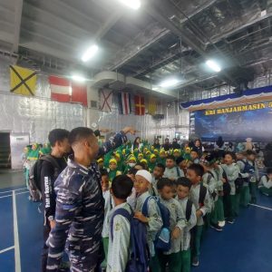 Kenalkan Sejak Dini, Prajurit Banjarmasin-592 Dampingi Siswa-Siswi TK di Wilayah Kupang Laksanakan Warship Tour 
