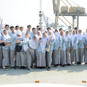 Tidak Melewatkan Kesempatan Langka, Pelajar SMA Berwisata dan Belajar di Kapal Perang Kolinlamil