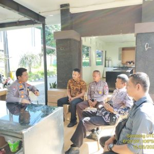 Kasat Binmas Polres Bogor AKP Hendra Kurnia Selaku Polisi RW Menyambangi Warga Di Kecamatan Gunung Putri