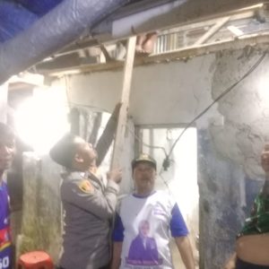 Polisi RW Polres Bogor Polsek Ciomas Membantu Warga Mekarjaya Kecamatan Ciomas Merenovasi MCK