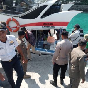 Polsek Kepulauan Seribu Selatan Berikan Pelayanan Humanis Kepada Kapal yang Datang