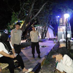 Polisi Sosialisasikan Bahaya Hoaks Melalui Giat Patroli Malam Dialogis di Pulau Pari
