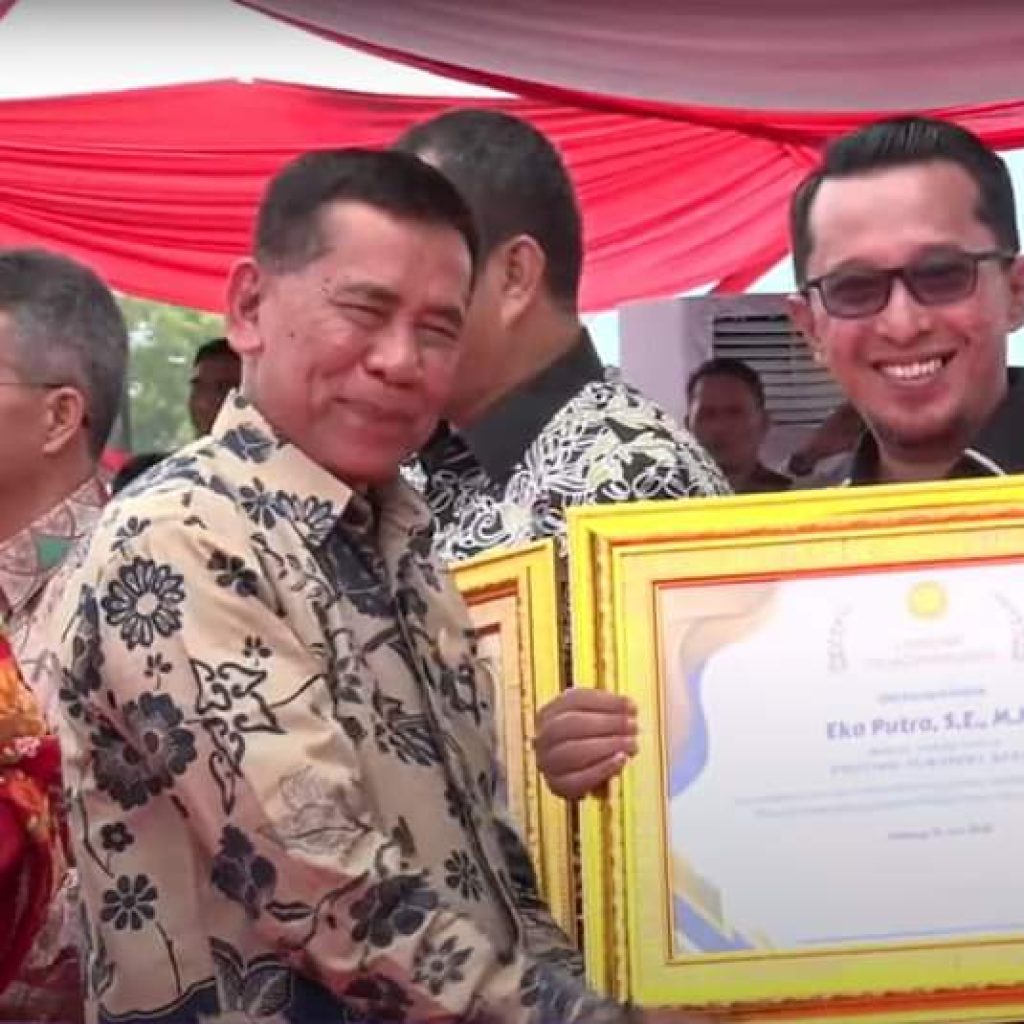 Aktif Dukung Sektor Pertanian, Bupati Eka Putra Terima Penghargaan dari Mentan RI 