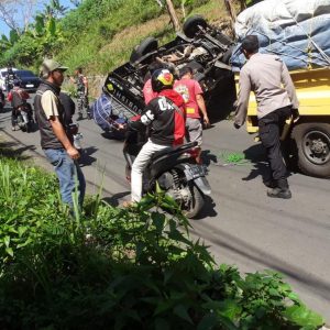 Akibat Muatan Berlebih, Sebuah Kendaraan Pick Up Terguling di Megamendung Bogor