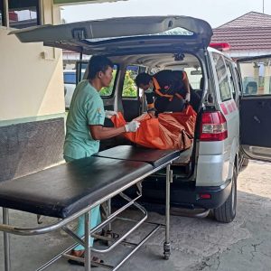 Pihak Kepolisian Evakuasi Jasad Seorang Pria Yang di Temukan di Dalam Spiteng