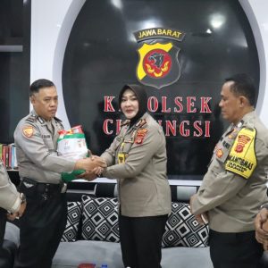 Peduli Sesama Anggota Kepolisian Menjalin Silaturahmi Dengan Berbagi