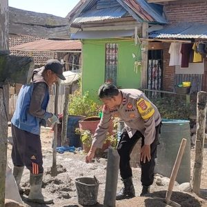 Bhabinkamtibmas Desa Jotang Gotong Royong Bersama Warganya